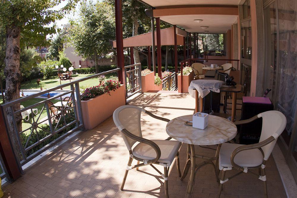 Hotel Gabrini Марина ди Маса Екстериор снимка