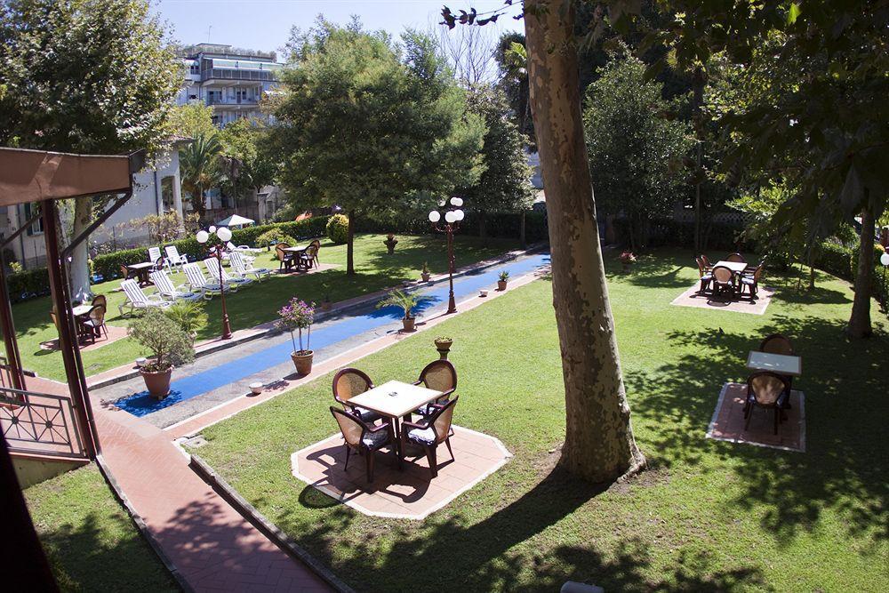 Hotel Gabrini Марина ди Маса Екстериор снимка