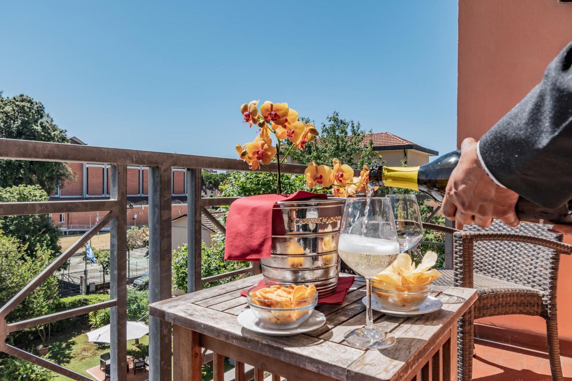 Hotel Gabrini Марина ди Маса Екстериор снимка