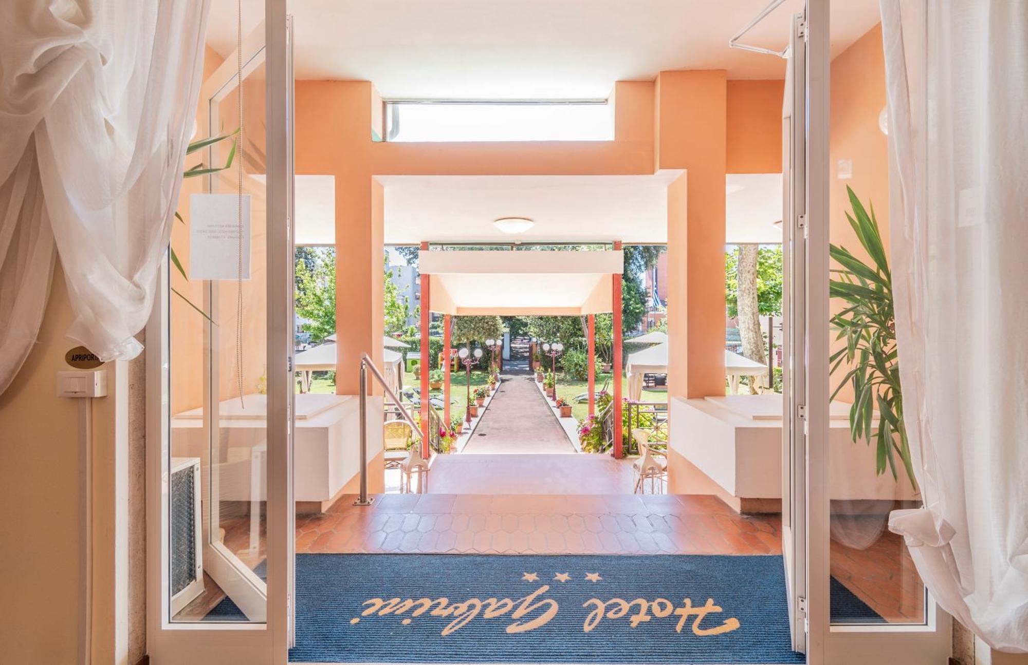 Hotel Gabrini Марина ди Маса Екстериор снимка