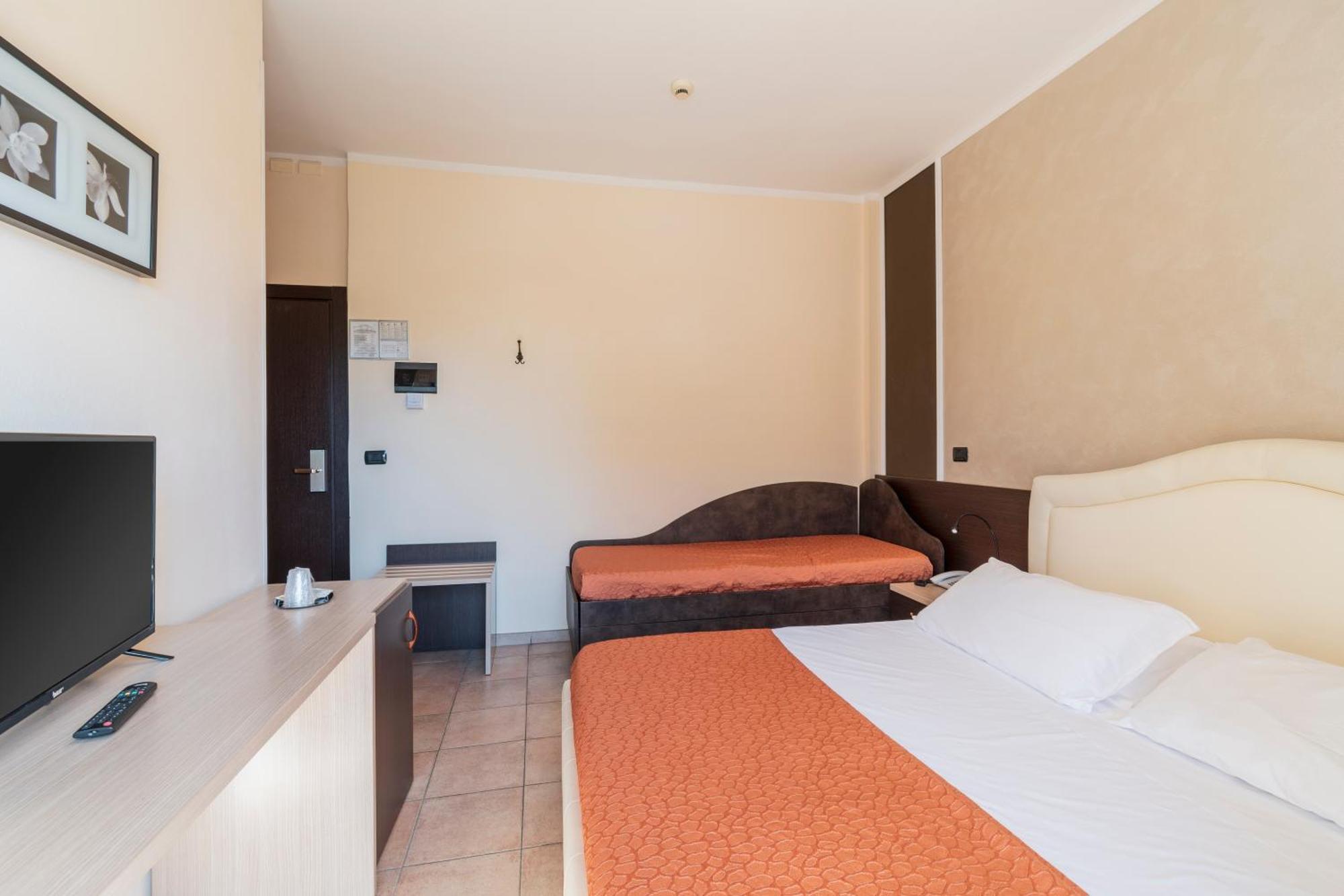 Hotel Gabrini Марина ди Маса Екстериор снимка