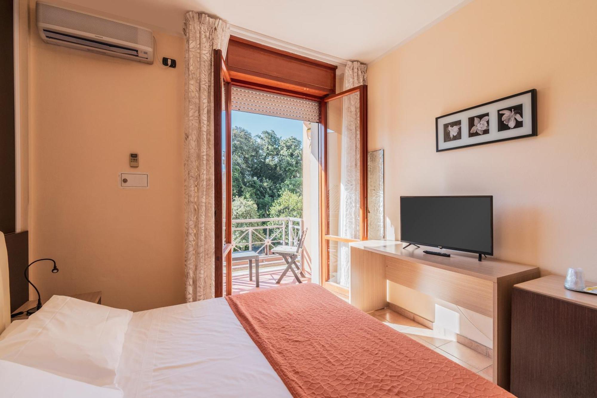 Hotel Gabrini Марина ди Маса Екстериор снимка