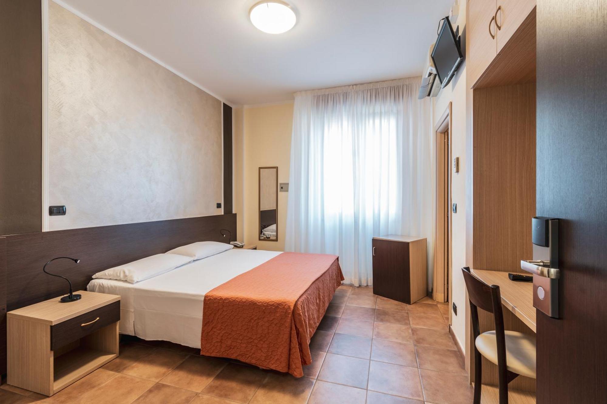 Hotel Gabrini Марина ди Маса Екстериор снимка