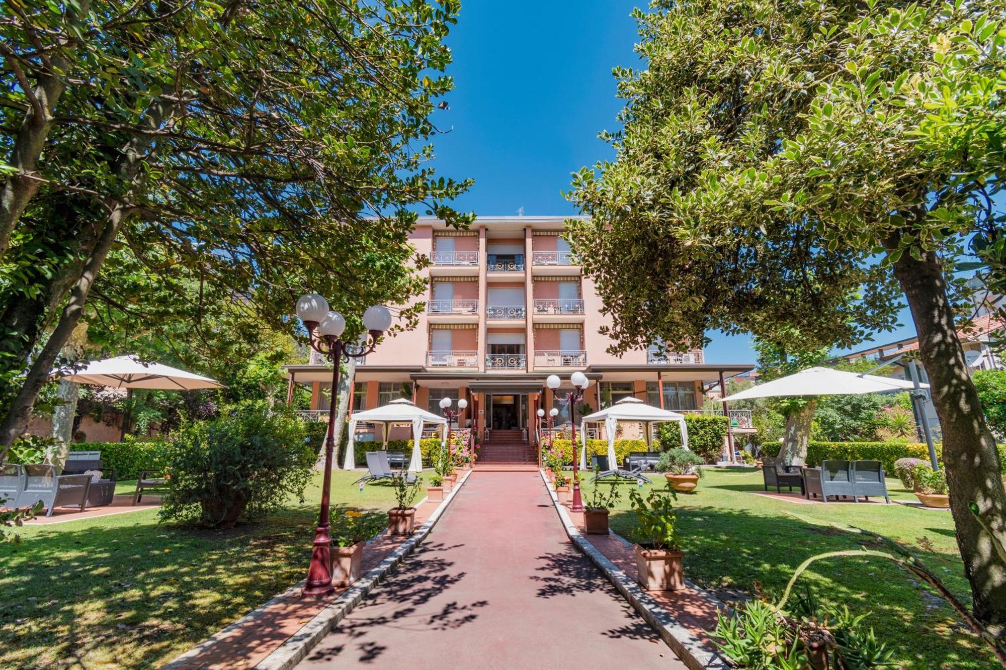 Hotel Gabrini Марина ди Маса Екстериор снимка
