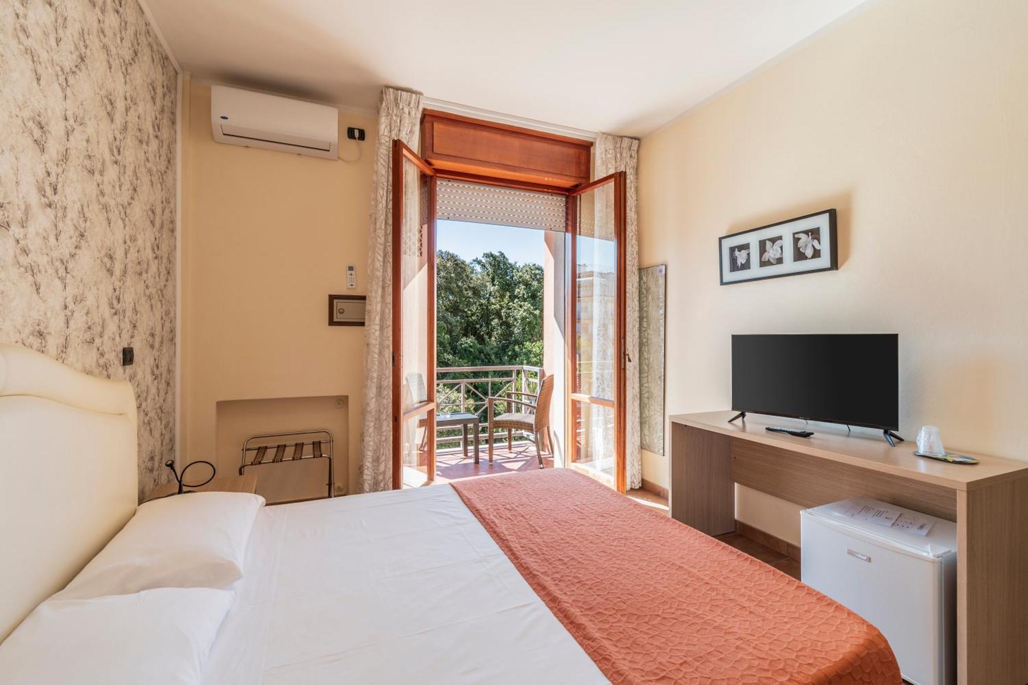 Hotel Gabrini Марина ди Маса Екстериор снимка