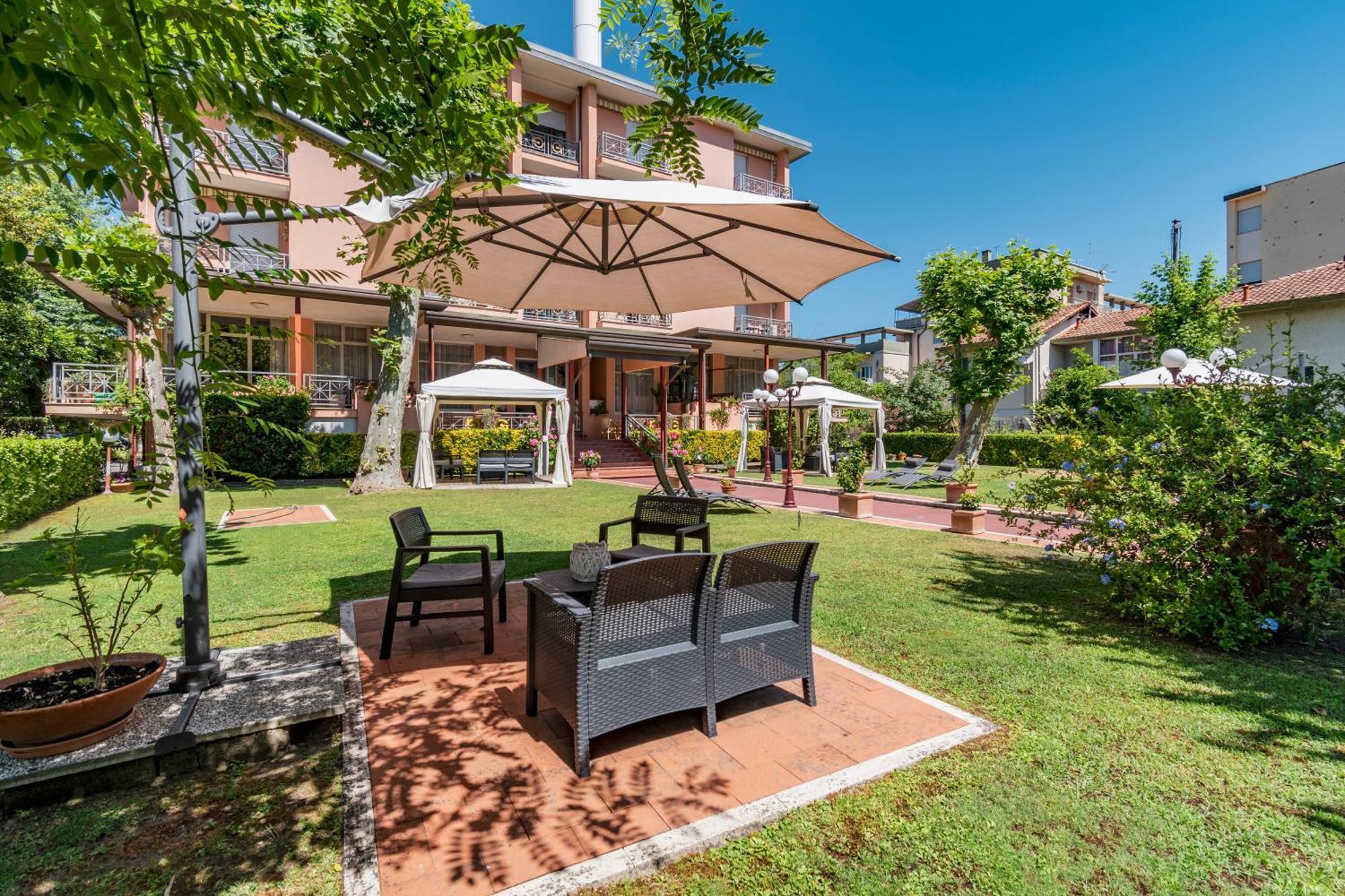 Hotel Gabrini Марина ди Маса Екстериор снимка