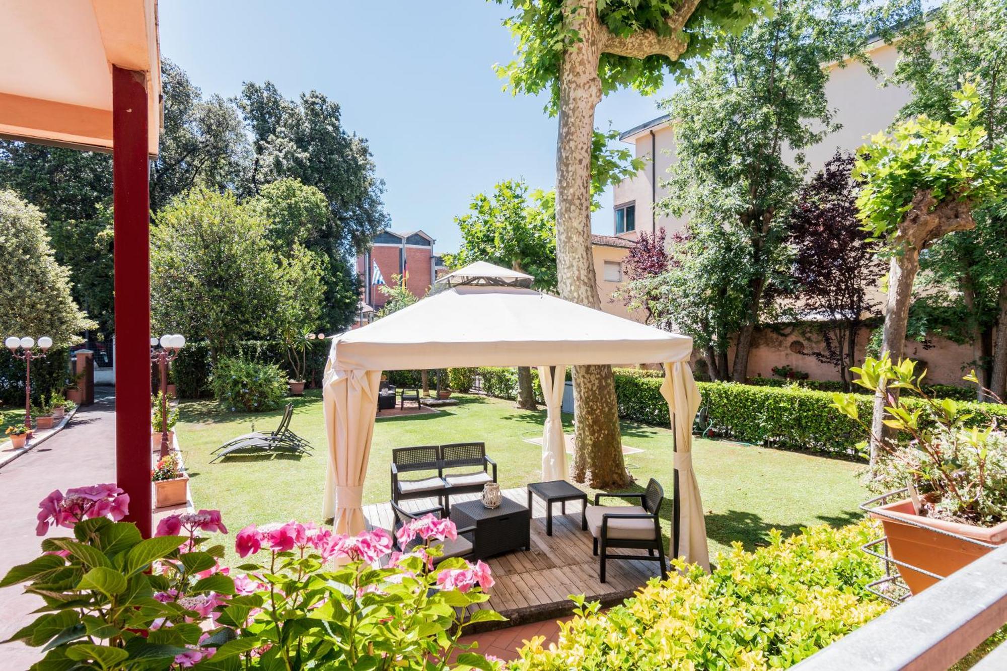 Hotel Gabrini Марина ди Маса Екстериор снимка