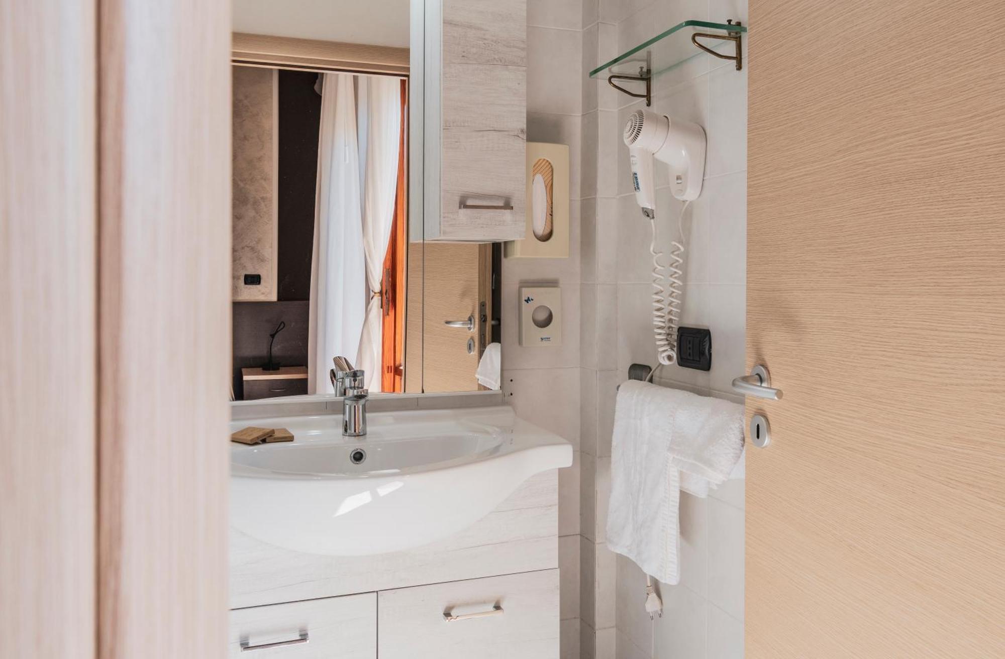 Hotel Gabrini Марина ди Маса Екстериор снимка
