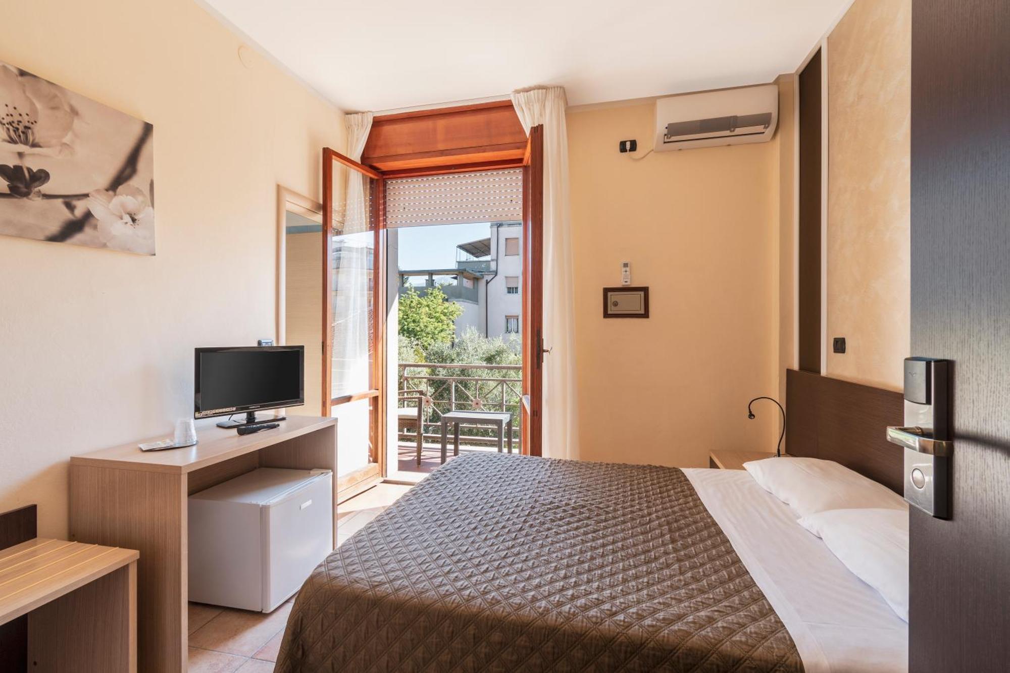 Hotel Gabrini Марина ди Маса Екстериор снимка