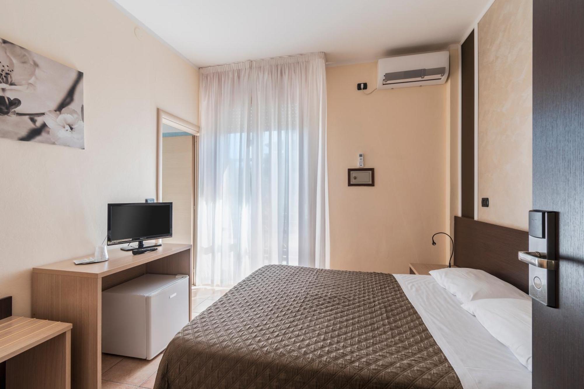 Hotel Gabrini Марина ди Маса Екстериор снимка