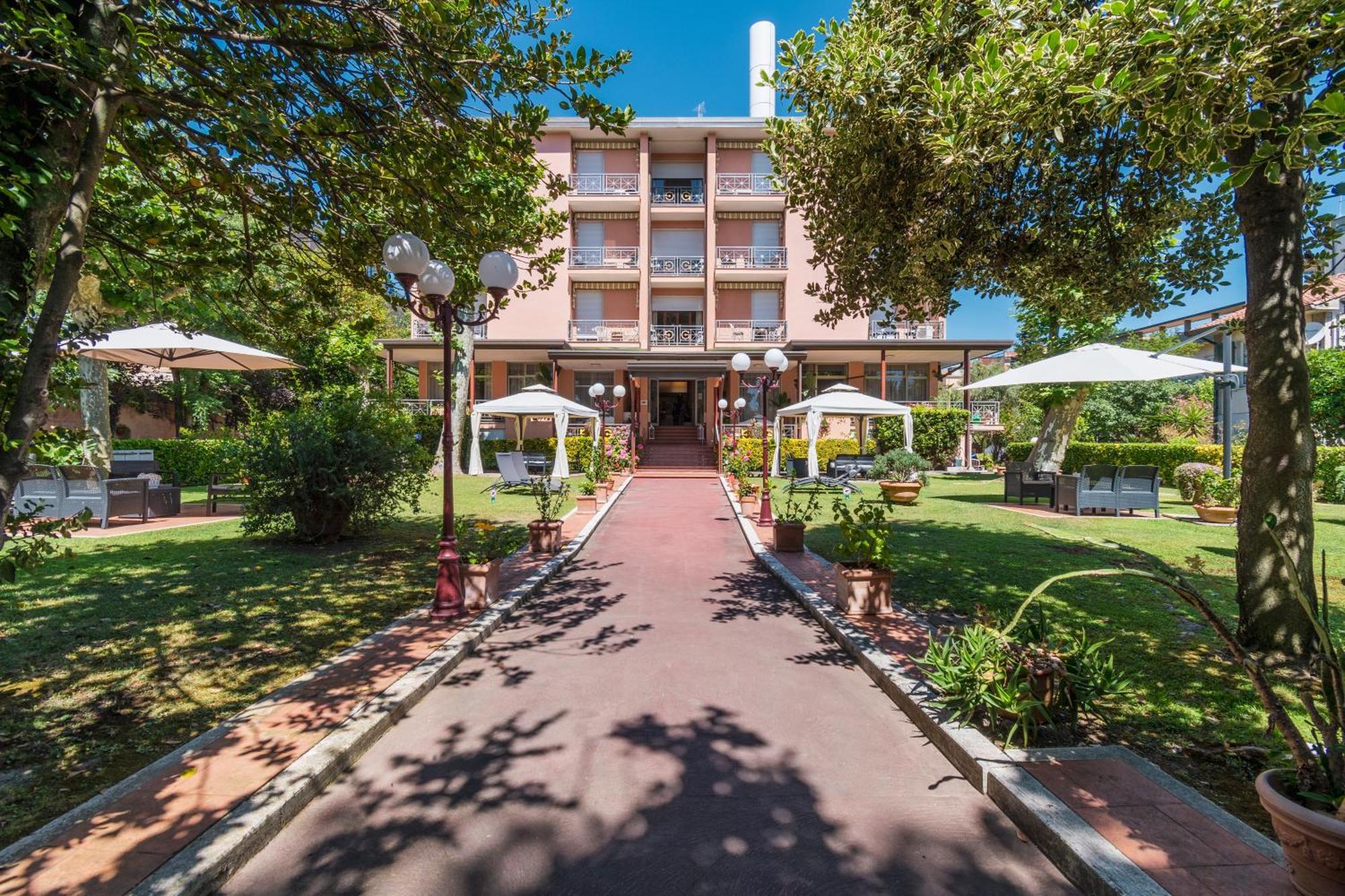 Hotel Gabrini Марина ди Маса Екстериор снимка
