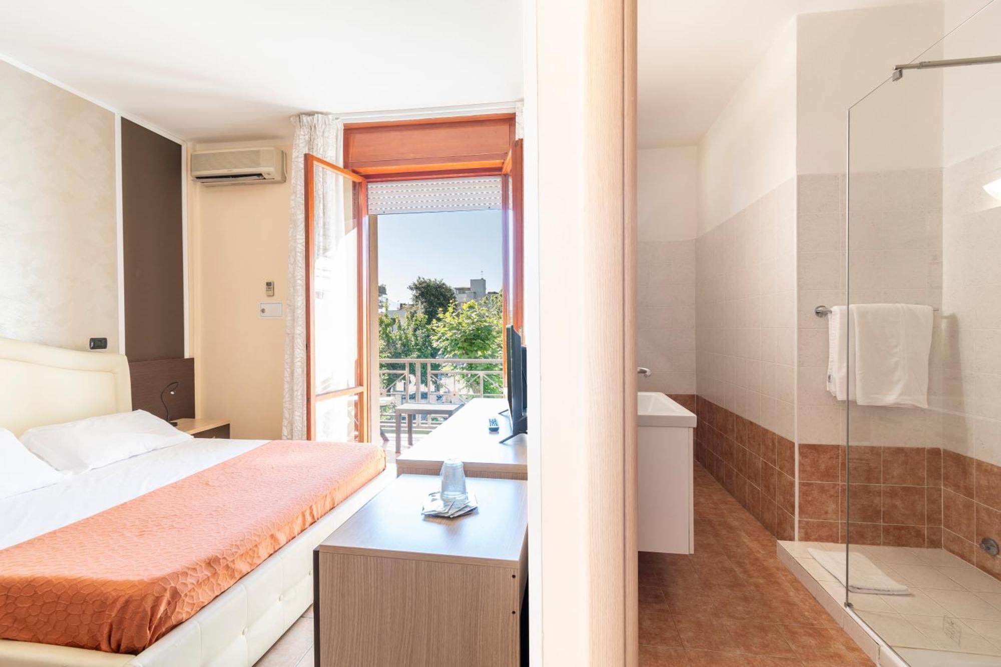 Hotel Gabrini Марина ди Маса Екстериор снимка