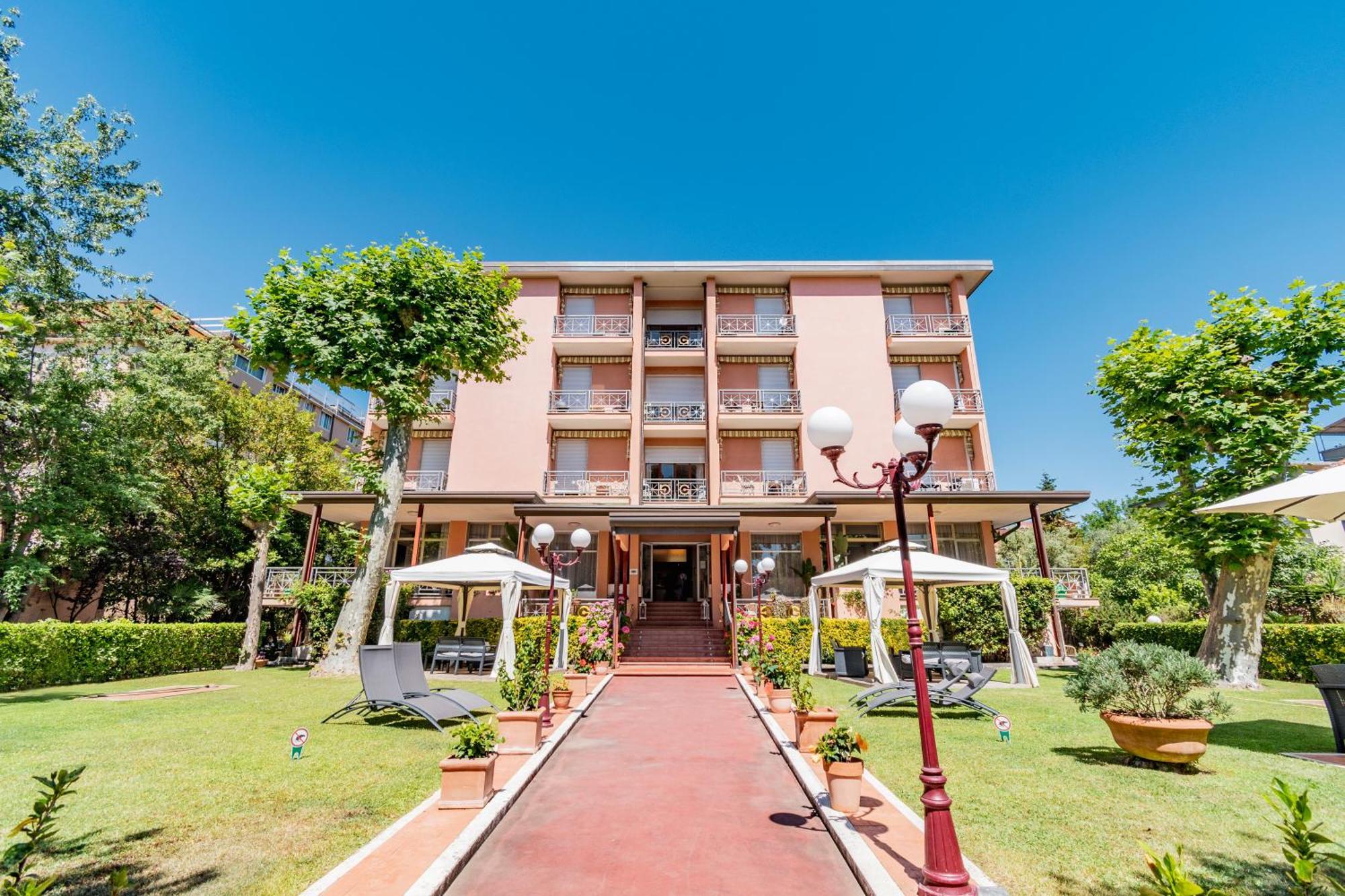 Hotel Gabrini Марина ди Маса Екстериор снимка