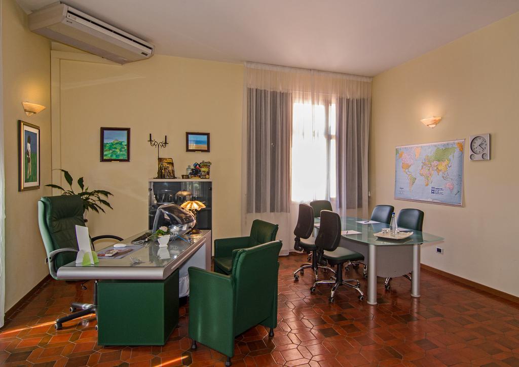 Hotel Gabrini Марина ди Маса Екстериор снимка