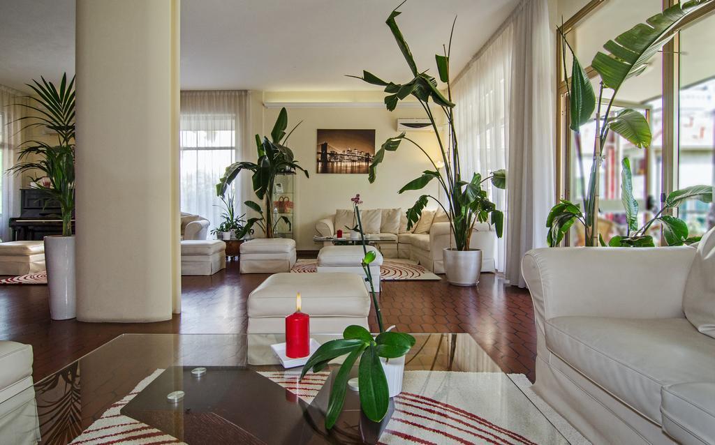 Hotel Gabrini Марина ди Маса Екстериор снимка
