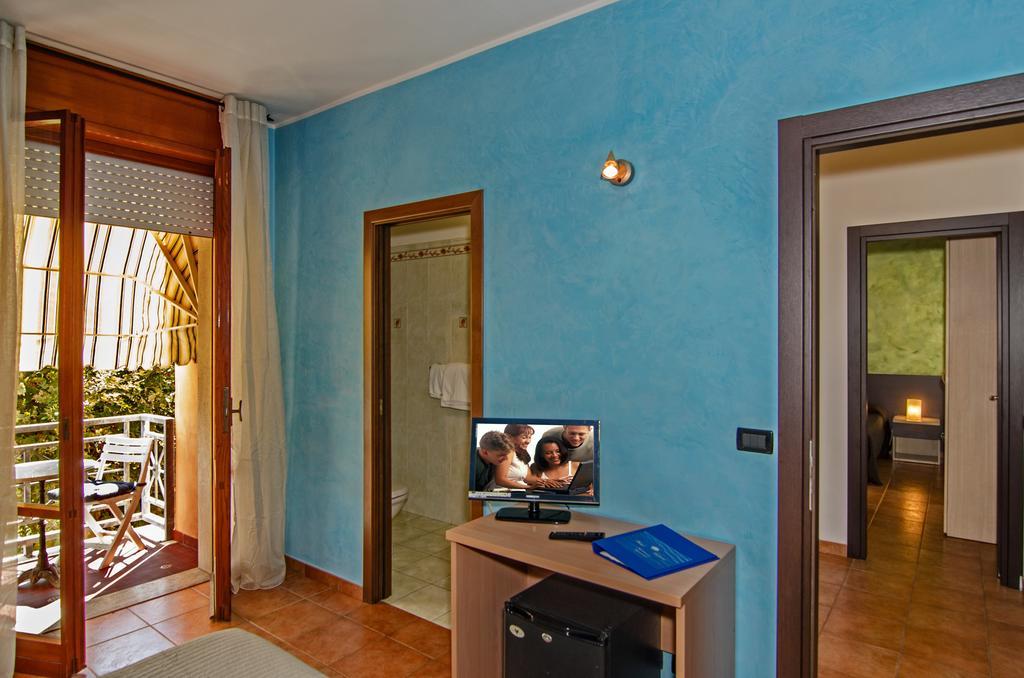 Hotel Gabrini Марина ди Маса Екстериор снимка