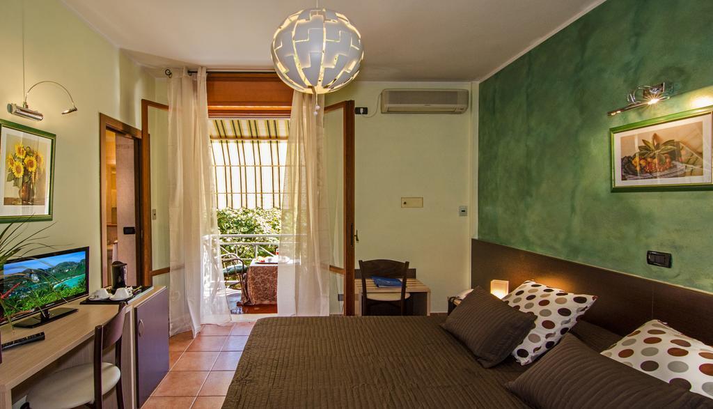 Hotel Gabrini Марина ди Маса Екстериор снимка