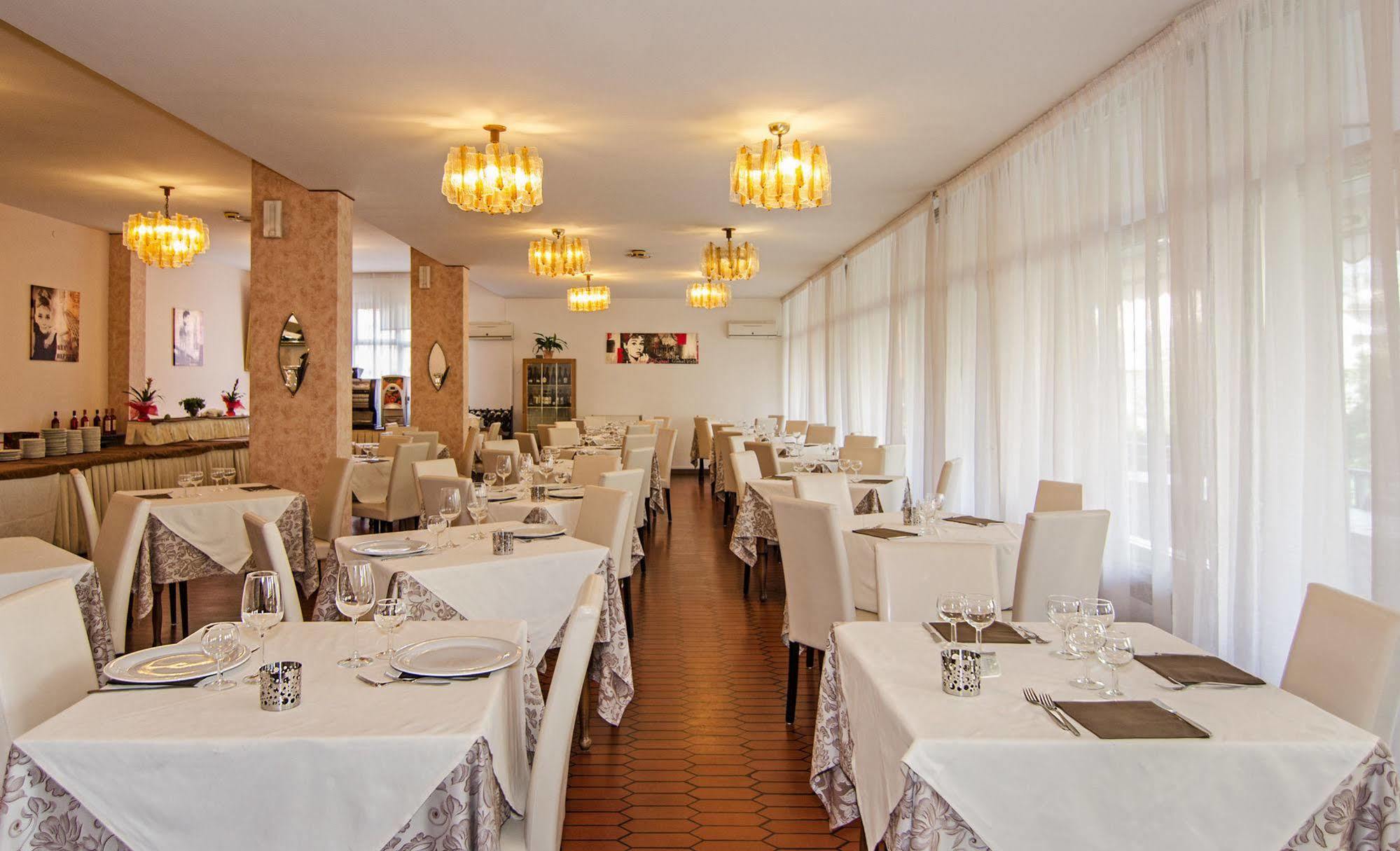 Hotel Gabrini Марина ди Маса Екстериор снимка