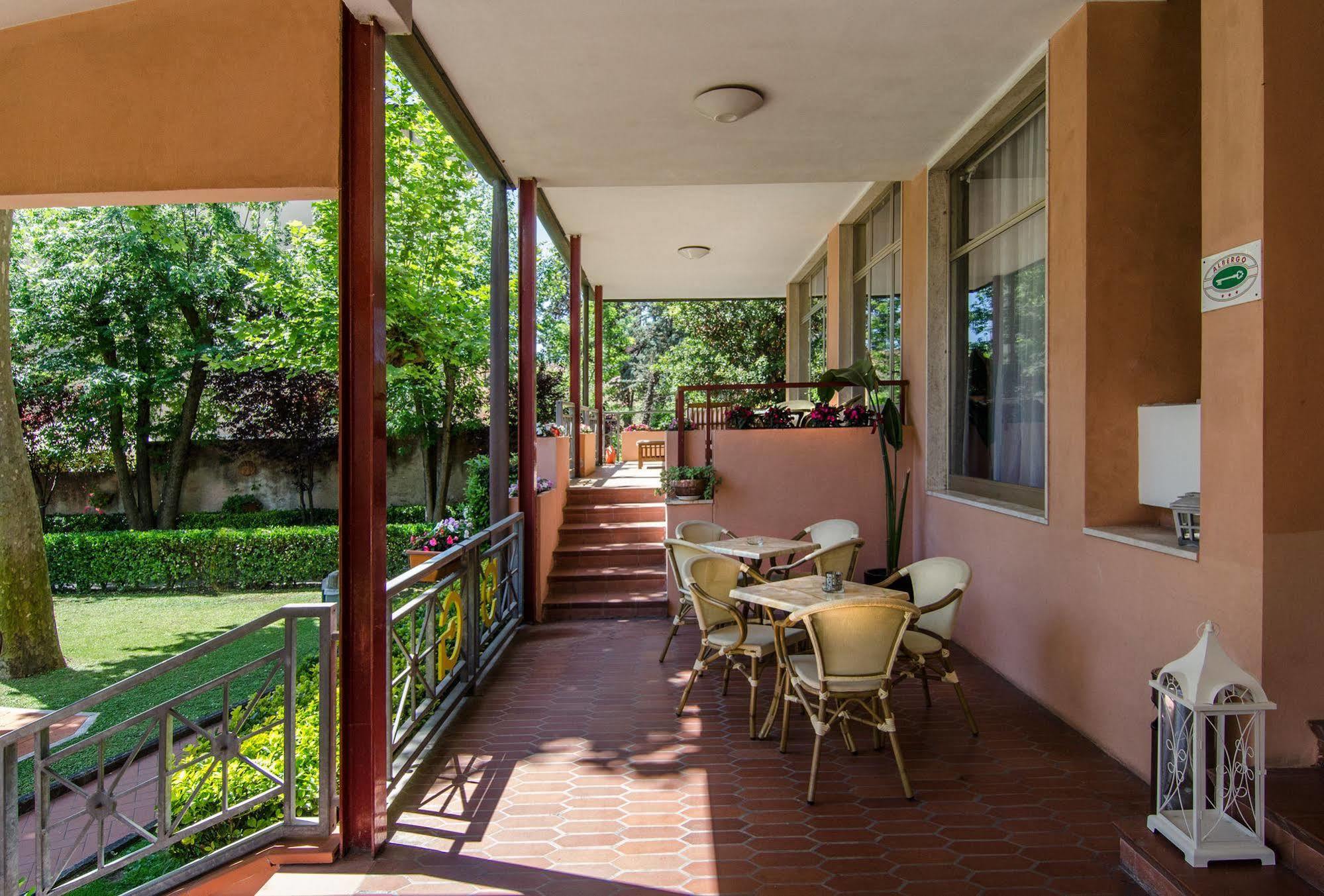 Hotel Gabrini Марина ди Маса Екстериор снимка