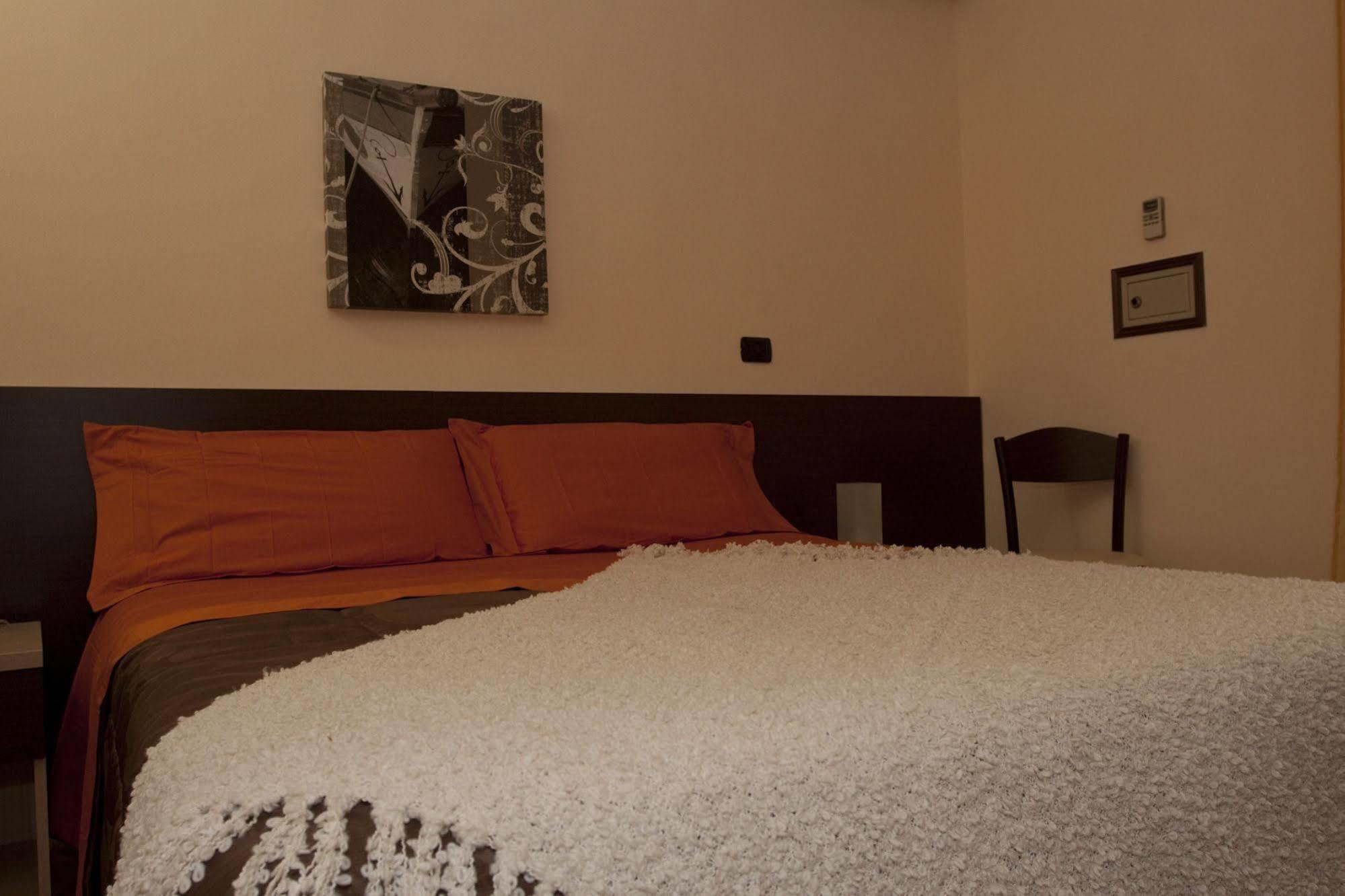 Hotel Gabrini Марина ди Маса Екстериор снимка