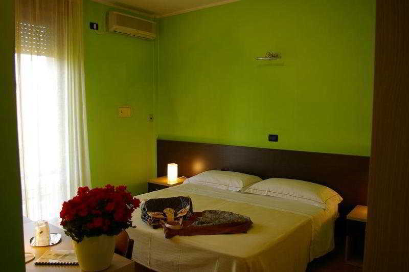 Hotel Gabrini Марина ди Маса Екстериор снимка